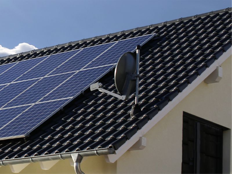 Photovoltaikanlage auf einem Dach mit Abstand zum Dachrand