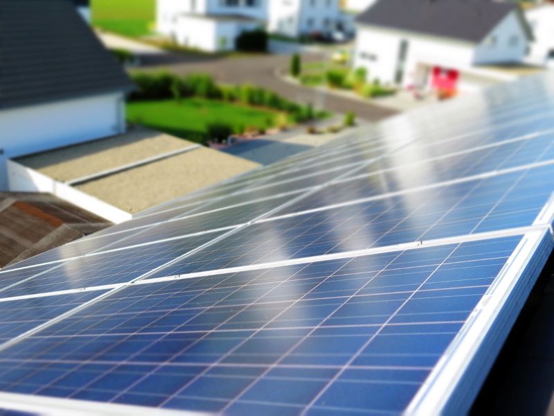Photovoltaikanlage auf einem Dach mit Abstand zum Nachbarn